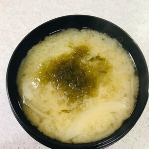 とろろ昆布と玉ねぎの味噌汁